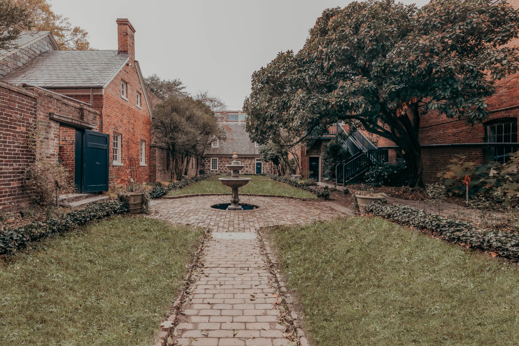 Edgar-Allan-Poe-Museum-CourtyardB-22.jpg